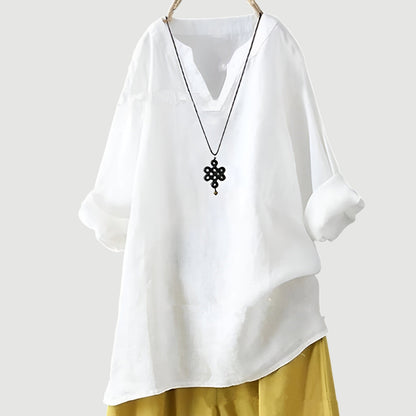 Oversized women's shirt with a classic neckline, designed for warm days, featuring a relaxed fit and short sleeves. 6