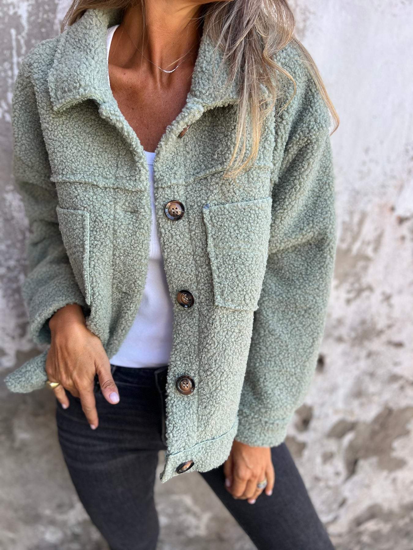 Winter jacket for women featuring an inner lining and a loose fit. 0