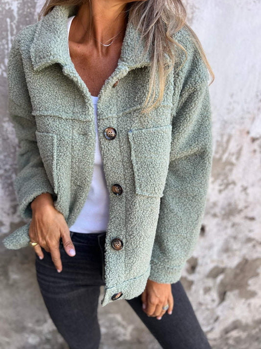 Winter jacket for women featuring an inner lining and a loose fit. 0