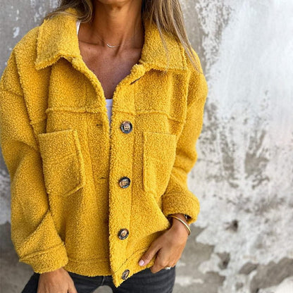 Winter jacket for women featuring an inner lining and a loose fit. 1