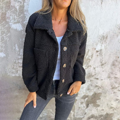 Winter jacket for women featuring an inner lining and a loose fit. 2