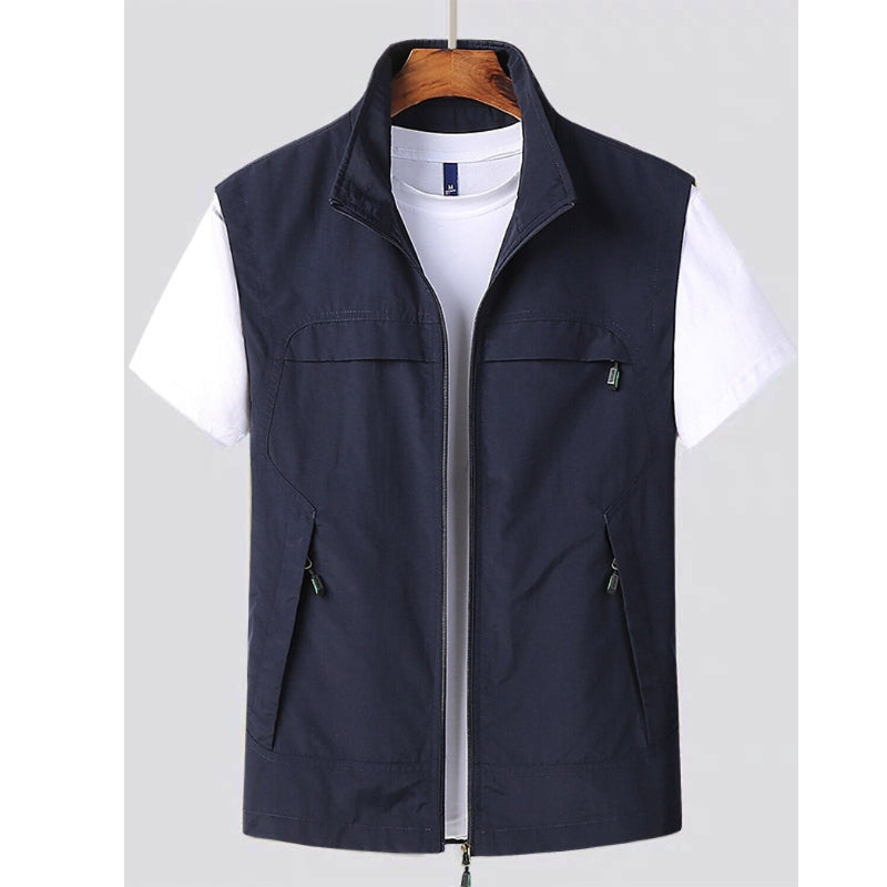 Men's sleeveless vest with pockets, featuring a simple design and a classic cut. 0