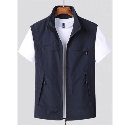 Men's sleeveless vest with pockets, featuring a simple design and a classic cut. 0