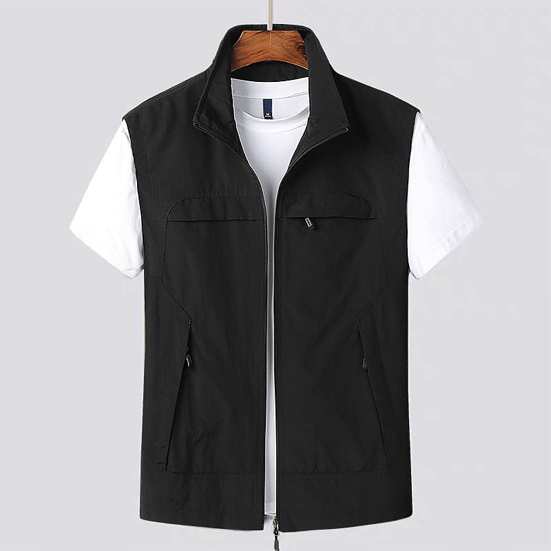 Men's sleeveless vest with pockets, featuring a simple design and a classic cut. 1