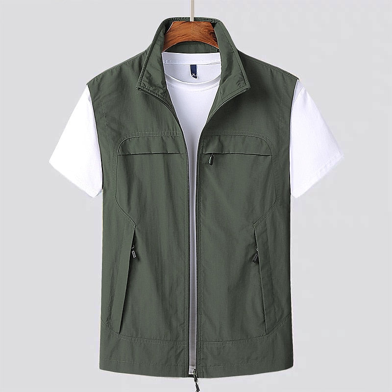 Men's sleeveless vest with pockets, featuring a simple design and a classic cut. 2