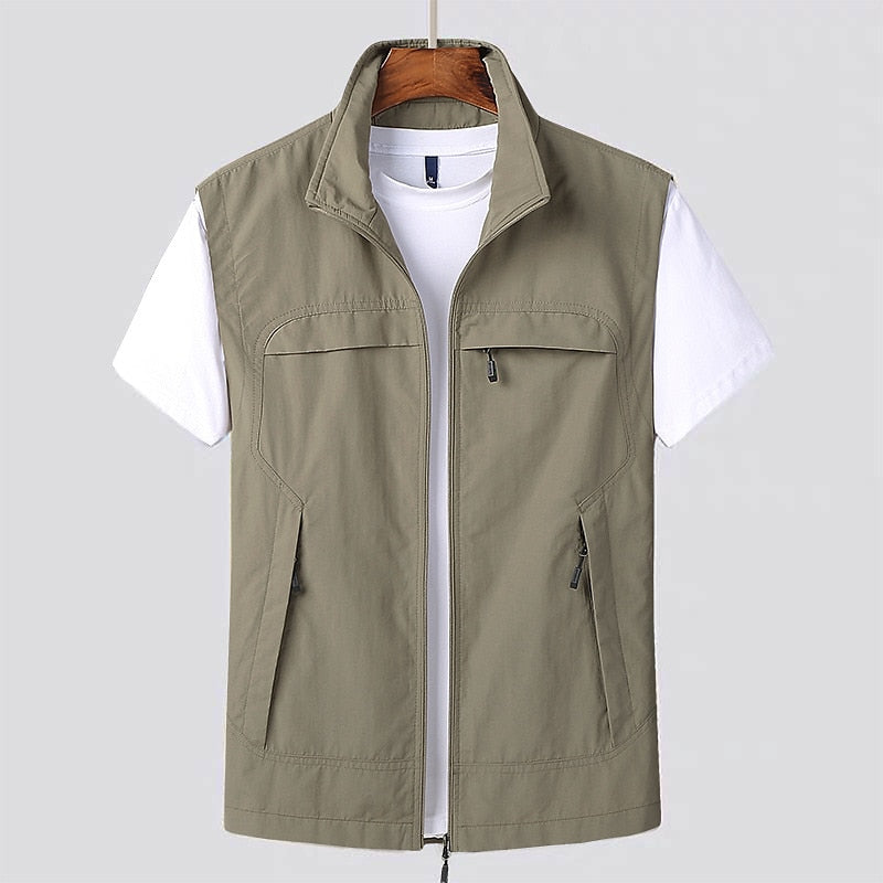 Men's sleeveless vest with pockets, featuring a simple design and a classic cut. 3