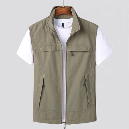 Men's sleeveless vest with pockets, featuring a simple design and a classic cut. 3