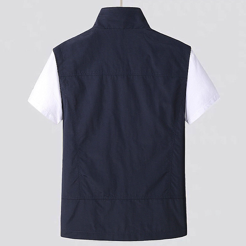 Men's sleeveless vest with pockets, featuring a simple design and a classic cut. 4