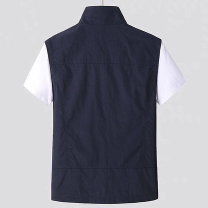 Men's sleeveless vest with pockets, featuring a simple design and a classic cut. 4