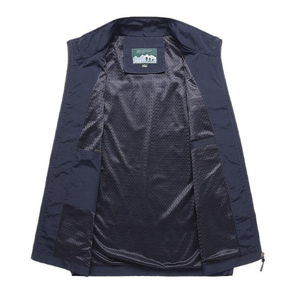 Men's sleeveless vest with pockets, featuring a simple design and a classic cut. 5