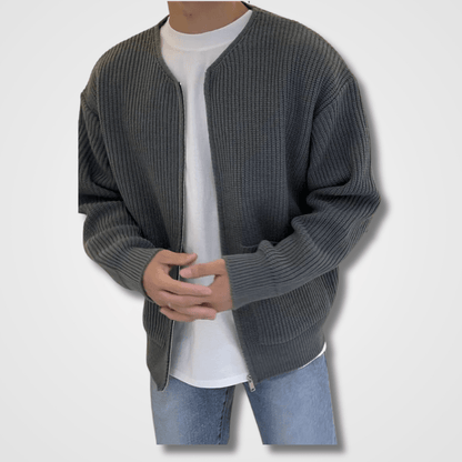 Men's long cardigan with long sleeves and a zip closure, featuring a relaxed fit and a stylish design. 2