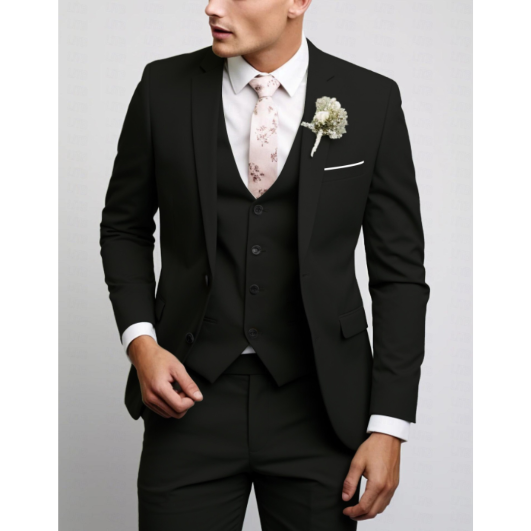 Męski trzyczęściowy garnitur ślubny slim fit z dopasowaną marynarką, prezentujący elegancki 1
