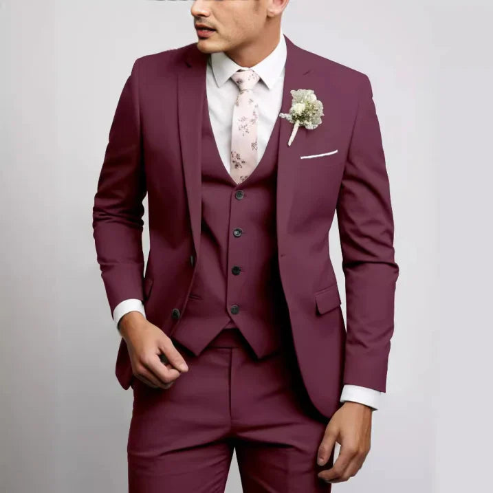 Męski trzyczęściowy garnitur ślubny slim fit z dopasowaną marynarką, prezentujący elegancki 3
