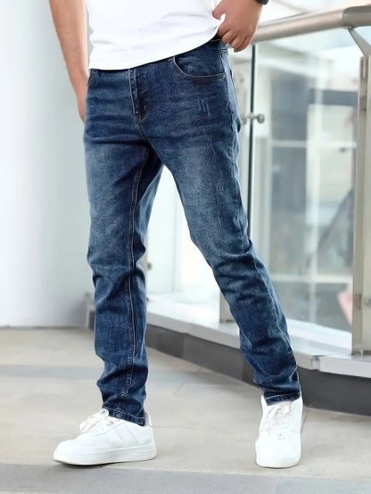 Men's casual jeans featuring pockets and a slightly distressed appearance. 0