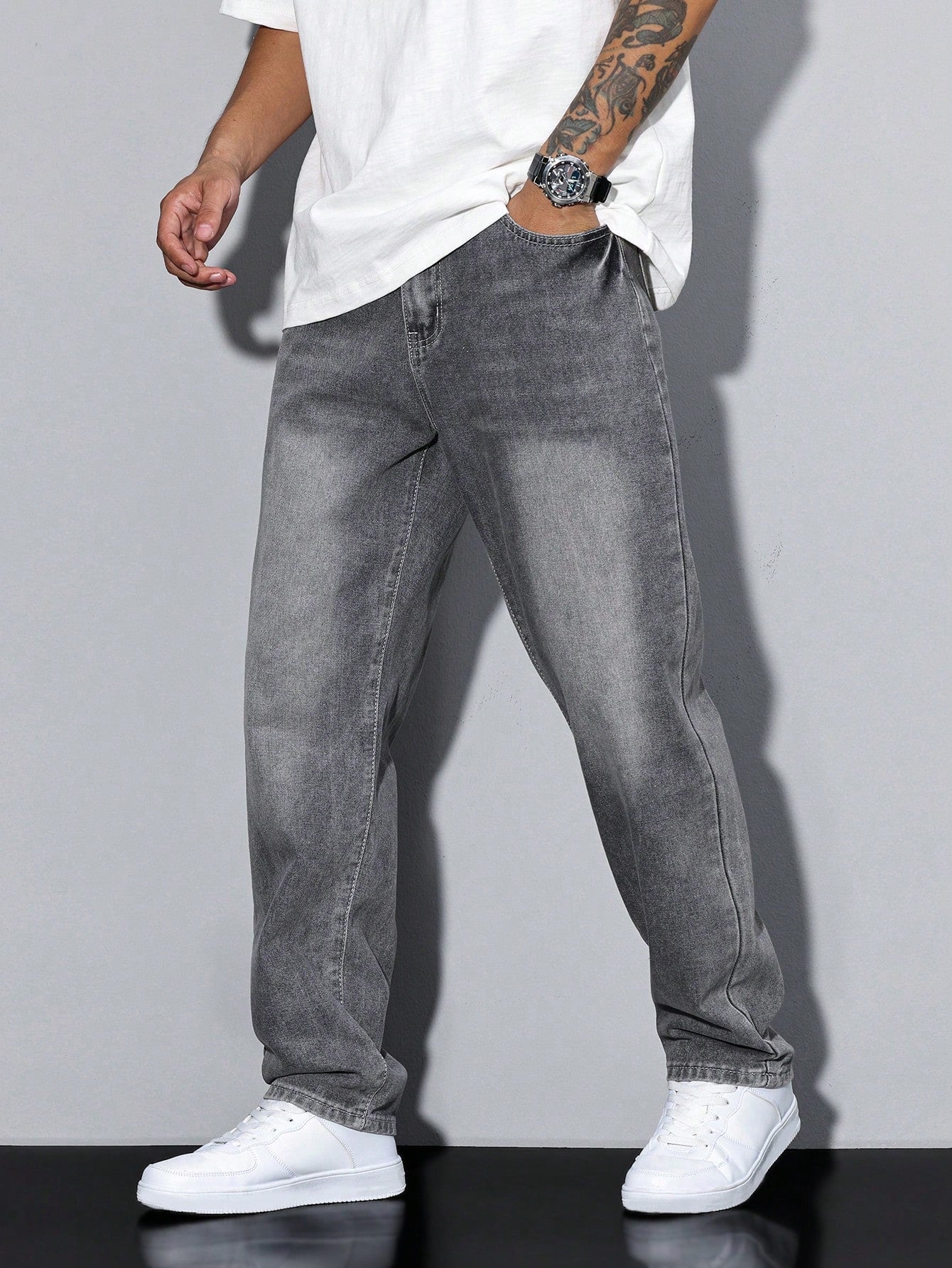 Men's loose-fitting jeans with straight legs in a solid color, displayed flat on a white background. 0