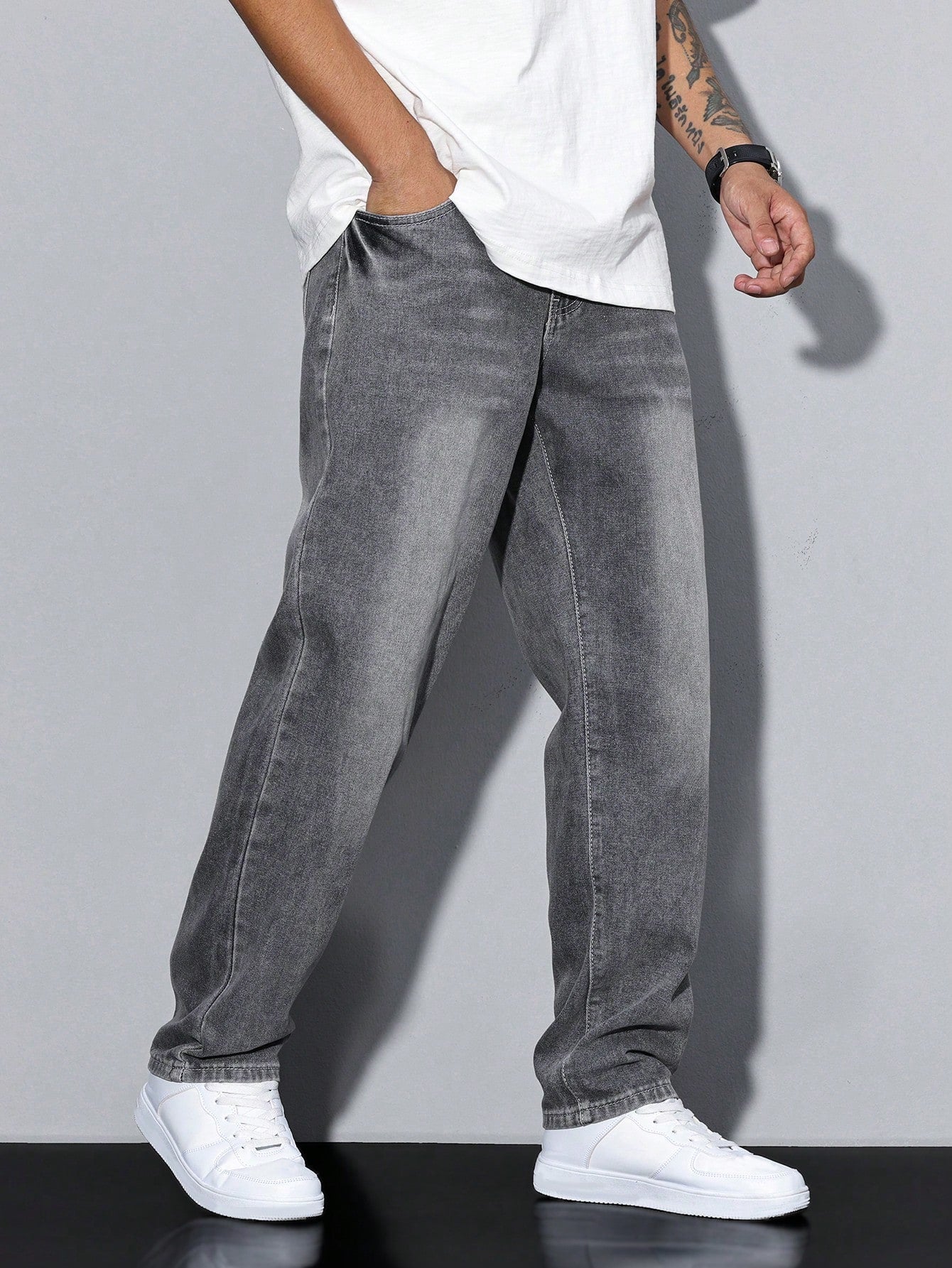 Men's loose-fitting jeans with straight legs in a solid color, displayed flat on a white background. 1