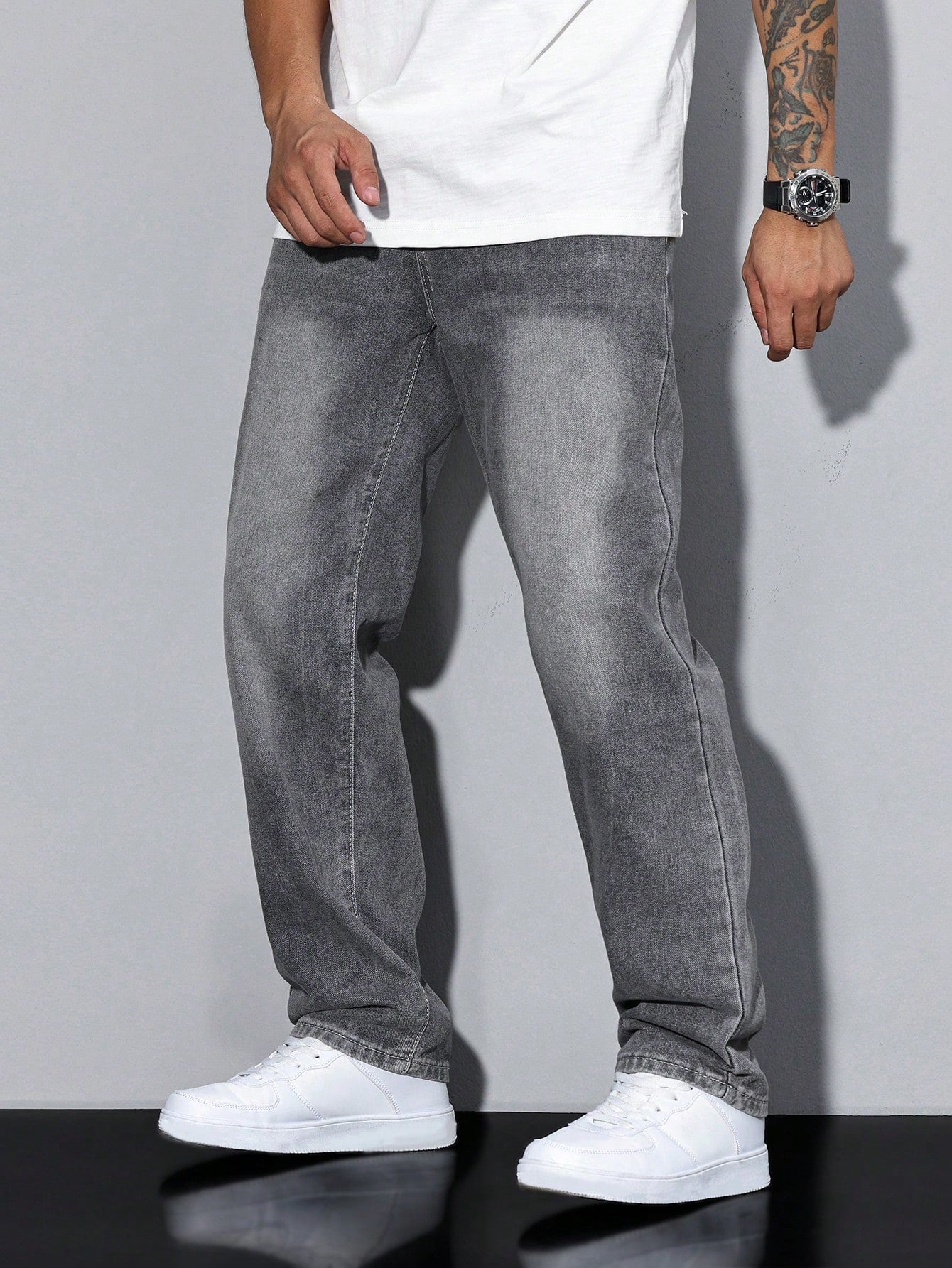 Men's loose-fitting jeans with straight legs in a solid color, displayed flat on a white background. 3