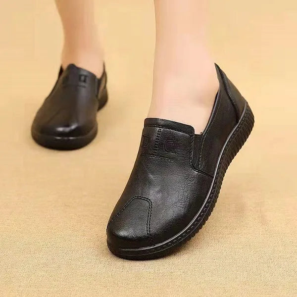Men's casual leather shoes with a non-slip sole, featuring a sleek design and a rounded toe. 0