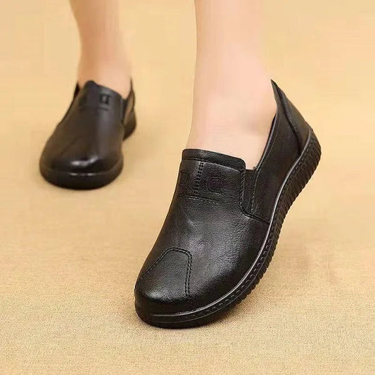 Men's casual leather shoes with a non-slip sole, featuring a sleek design and a rounded toe. 0