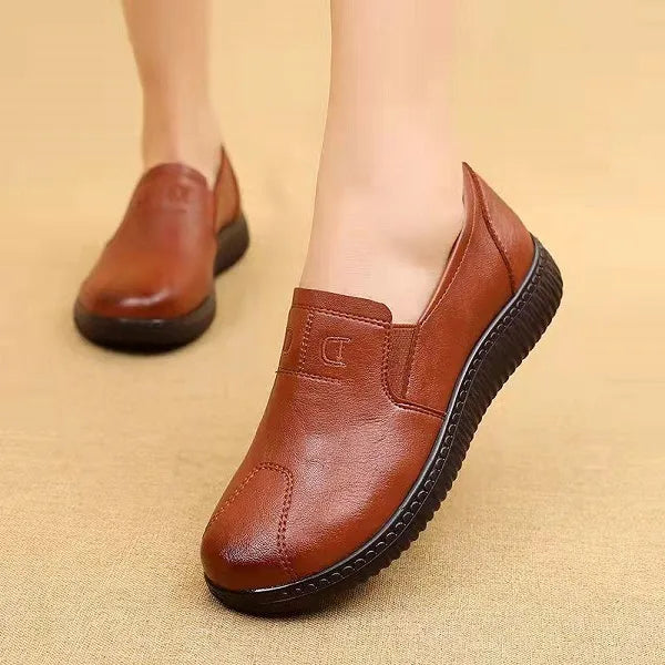 Men's casual leather shoes with a non-slip sole, featuring a sleek design and a rounded toe. 1