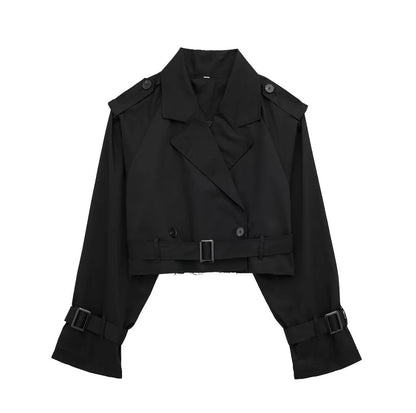 Short women's trench coat with a belt and double-breasted closure, displayed on a mannequin. 3
