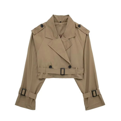 Short women's trench coat with a belt and double-breasted closure, displayed on a mannequin. 4