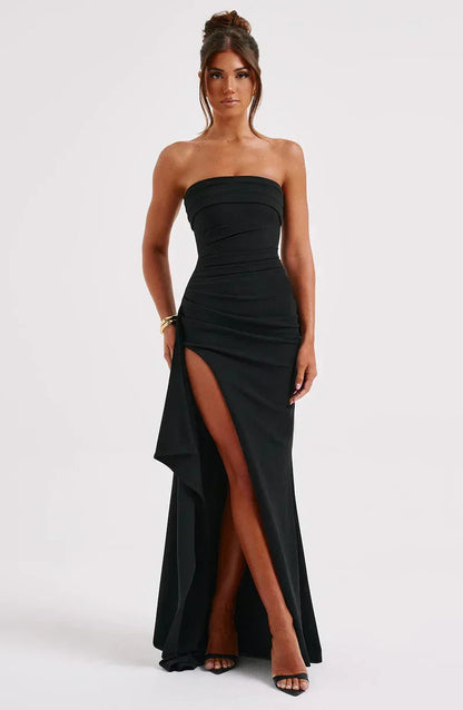 Maxi dress without straps featuring a high slit, designed for formal occasions such as weddings. 4