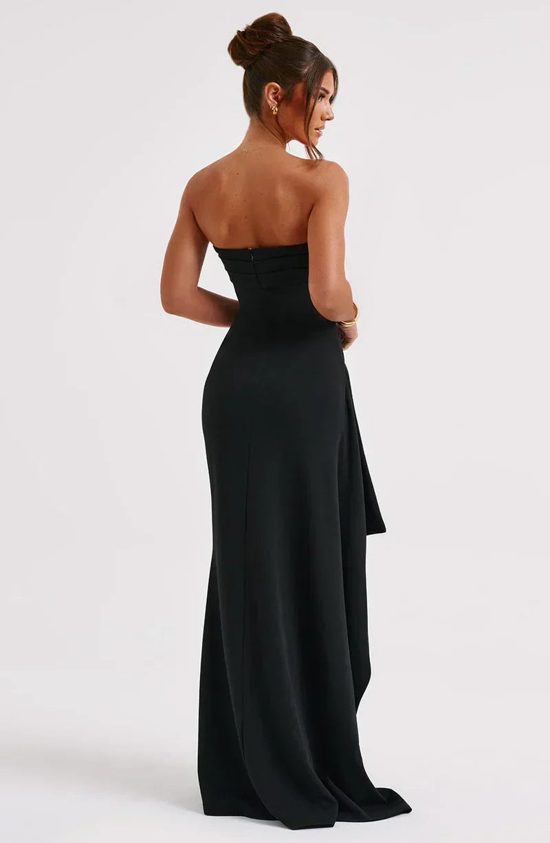 Maxi dress without straps featuring a high slit, designed for formal occasions such as weddings. 5