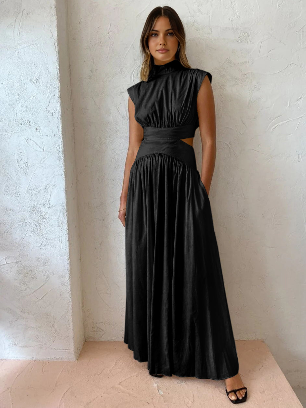 Maxi dress with a V-neckline and cut-out details, designed for formal events and summer gatherings. 4