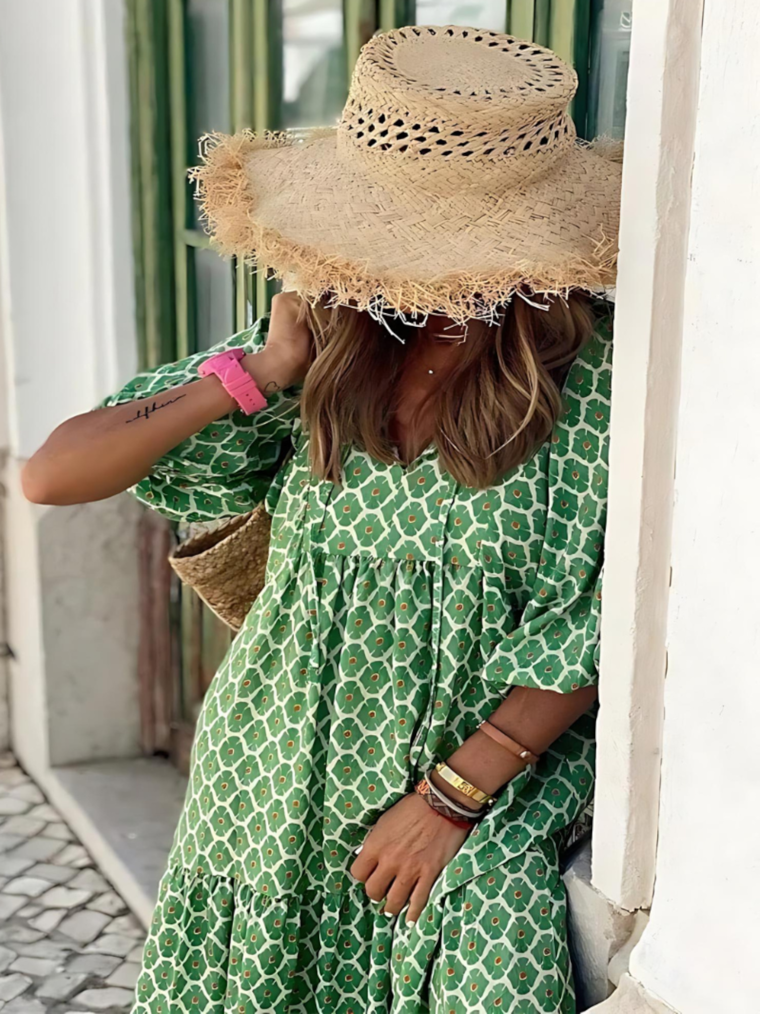 Maxi dress with long sleeves featuring a retro design, suitable for women attending weddings. The dress has a flowing silhouette and a classic pattern. 3