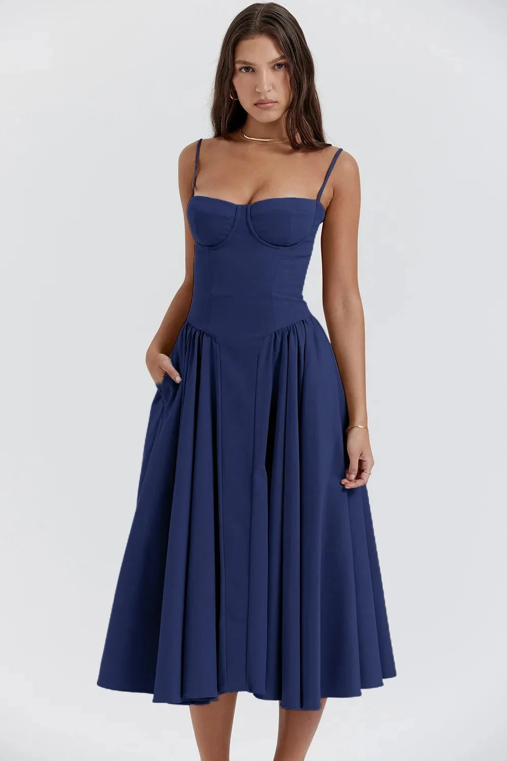 Midi evening dress featuring lace details and adjustable straps. The dress has a fitted bodice and a flowing skirt, showcasing elegant design elements. 1