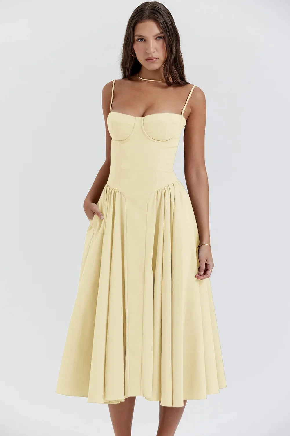 Midi evening dress featuring lace details and adjustable straps. The dress has a fitted bodice and a flowing skirt, showcasing elegant design elements. 3