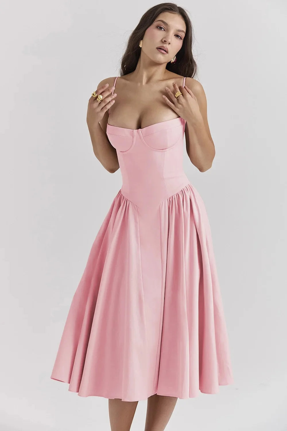 Midi evening dress featuring lace details and adjustable straps. The dress has a fitted bodice and a flowing skirt, showcasing elegant design elements. 4